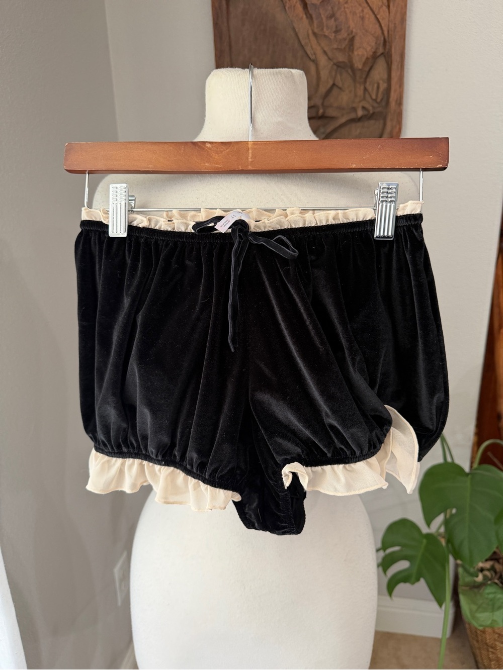 Out From Under Black Velvet Ruffle Bloomer Shorts Size Small